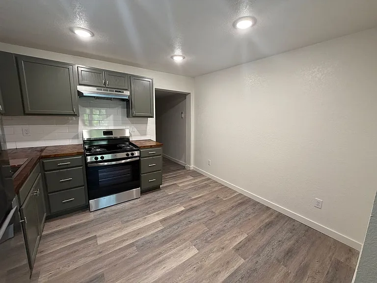 410 W Lincoln Ave — Photo 3