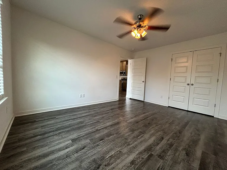 325 Westbrook Ct — Photo 4
