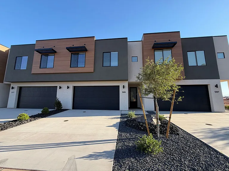 589 E Hemsworth Ln — Photo 1