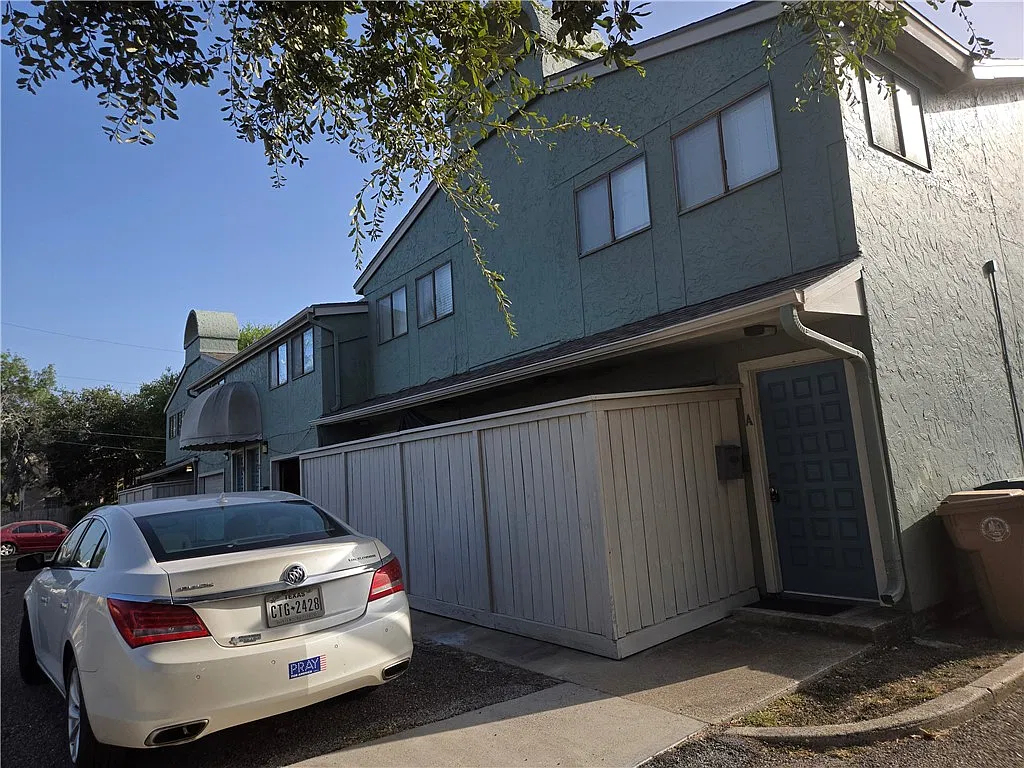 2 bed, 2.5 bath, 1100 sqft, $2,400 — Photo 2