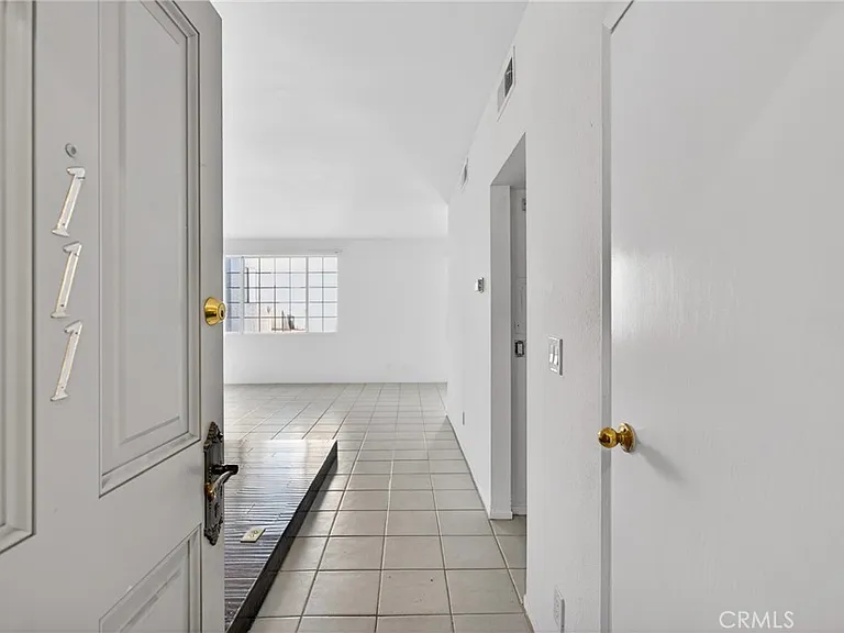 4441 Woodman Ave #111 — Photo 3