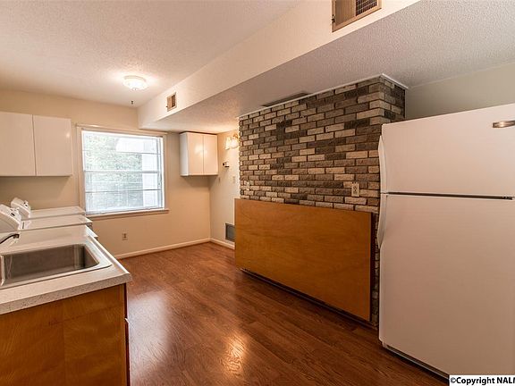 4th image of 3323 Panorama Dr SE