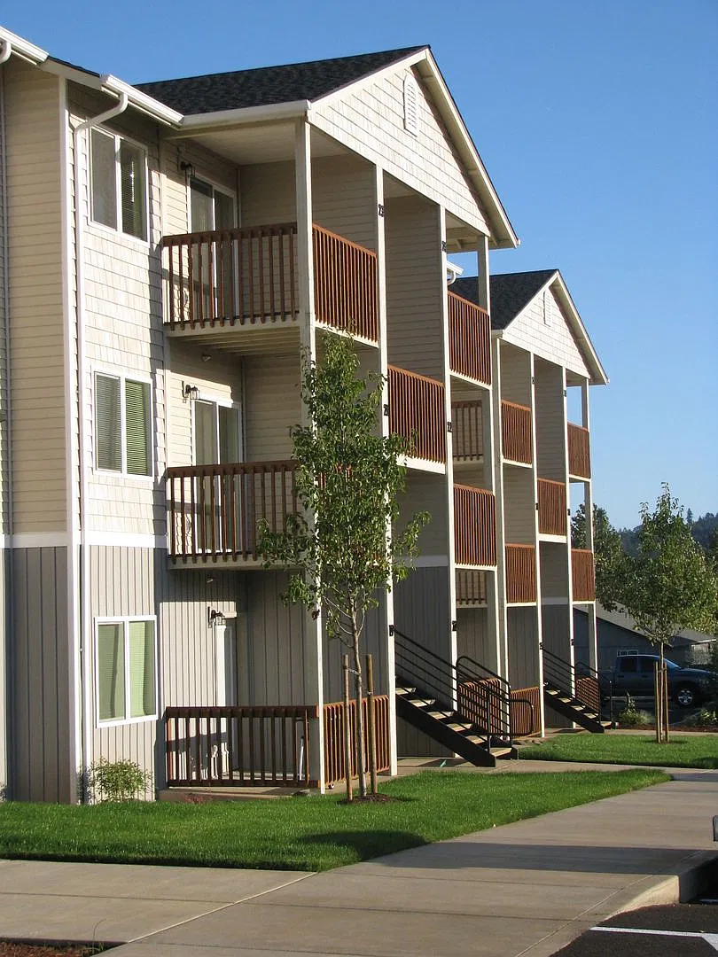 Ellendale Manor Apartments — Photo 2