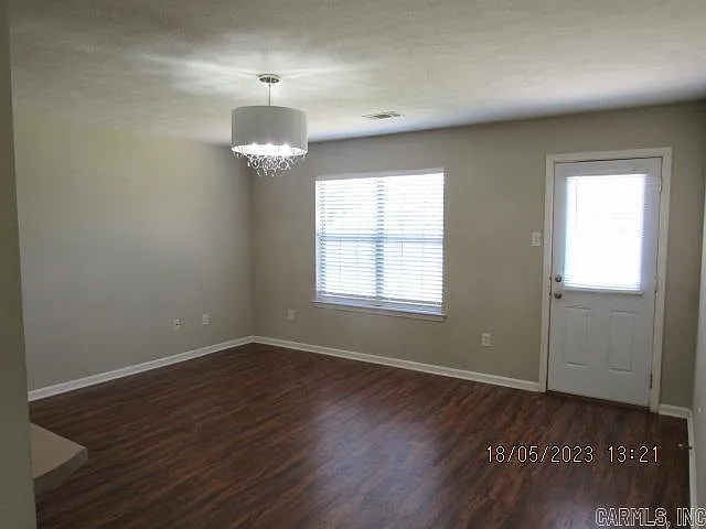 3 bed, 2.0 bath, 1172 sqft, $1,400 — Photo 2