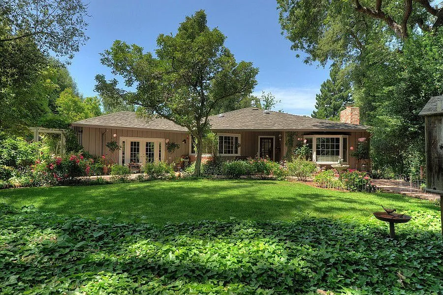 24085 Summerhill Ave photo 1