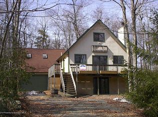 1033 Country Club Dr, Gouldsboro, PA 18424
