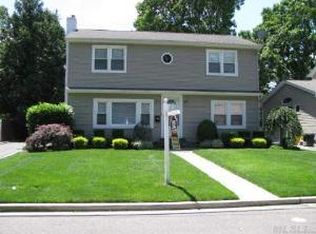 20 Chestnut St, Massapequa, NY 11758