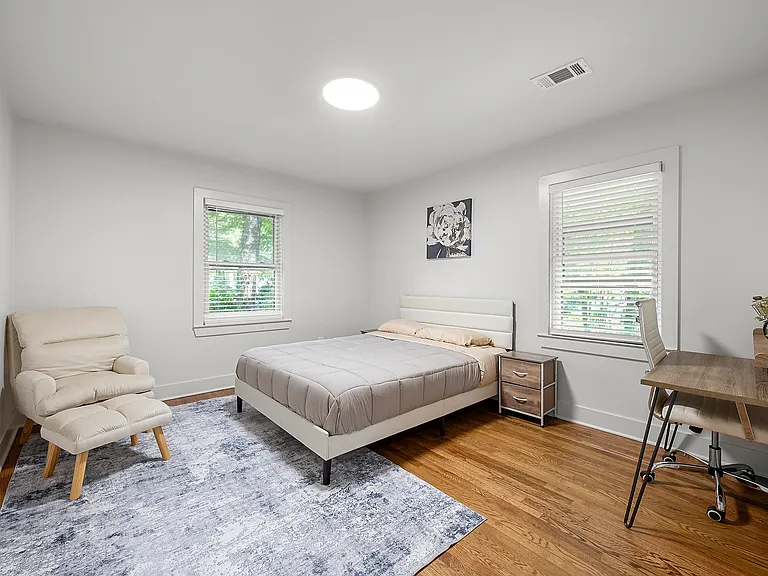 1540 Berkeley Ln NE — Photo 16