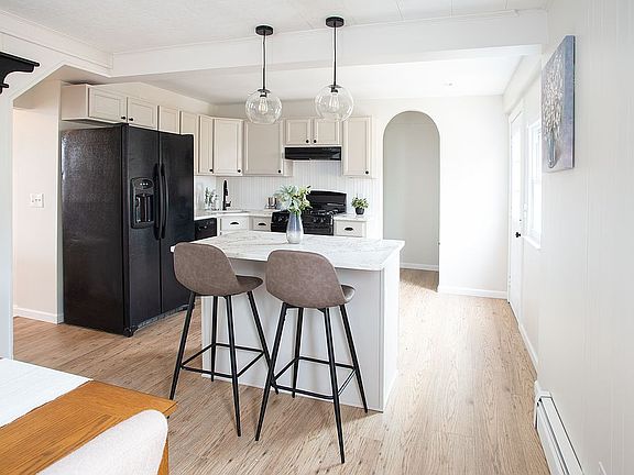 3rd image of 37 Glen Ave