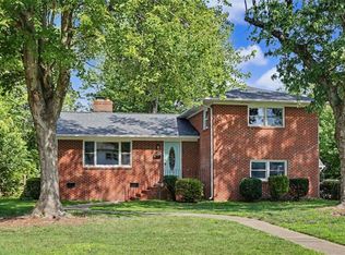 8 Riverdale Dr, Hampton, VA 23666