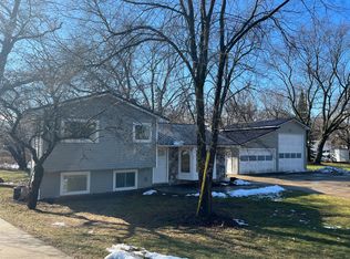 9589 Mandon Rd, White Lake, MI 48386