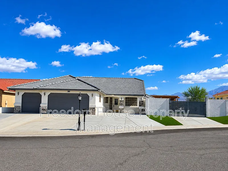 3 bed, 2.0 bath, 1914 sqft, $2,536 — Photo 3