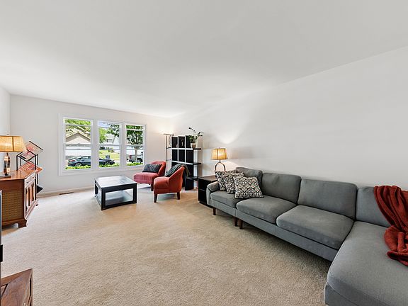 3rd image of 313 Richmond Pl
