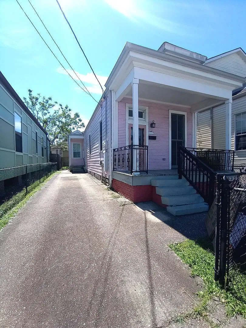 Pet-Friendly 3 Br/2 Ba Single-Family Rental In Mid-City With Backyard — Photo 2