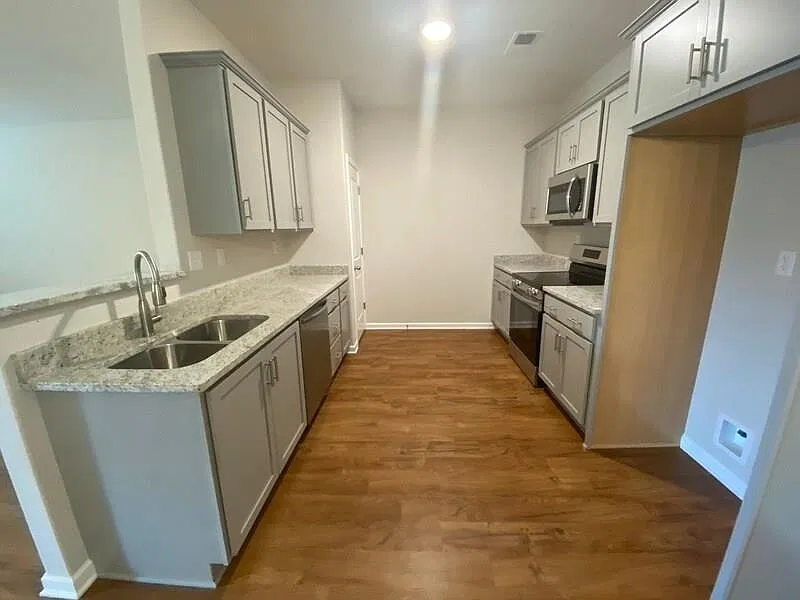4 bed, 2.5 bath, 2074 sqft, $2,550 — Photo 2