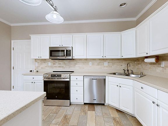 3rd image of 684 Forest Hill Dr