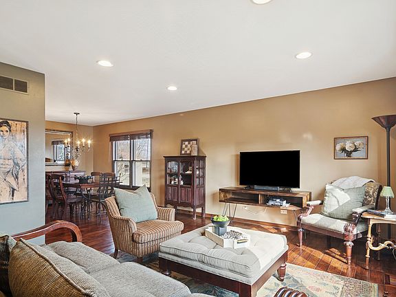 4th image of 15 Newtown Ct E