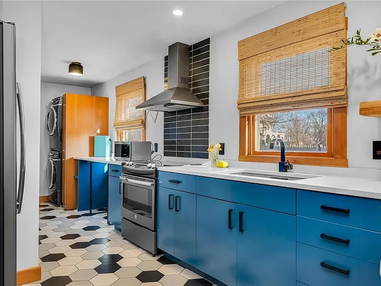1 Collins Ter — Photo 11