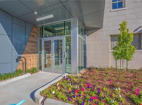 2nd image of 1001 Carondelet St #302