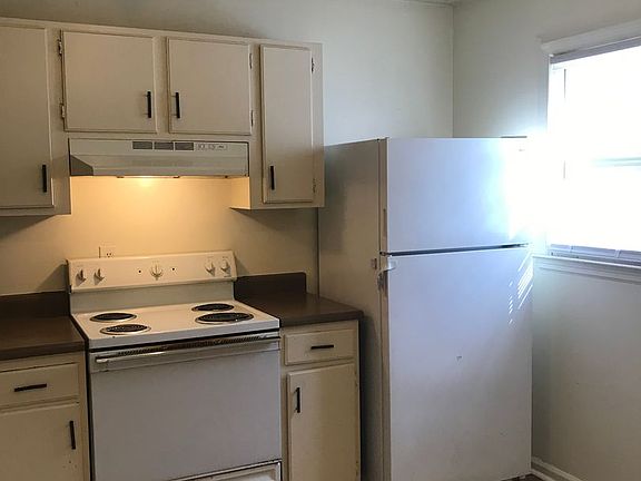 3rd image of 1609 Donington Ct APT A