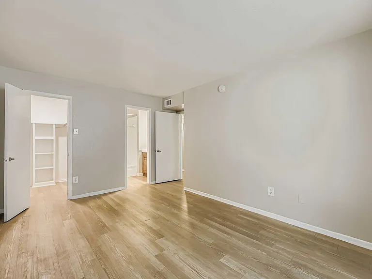 The Paddock on Park Row — Photo 40