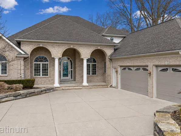 48877 Point Lakeview Dr, Chesterfield, MI 48047