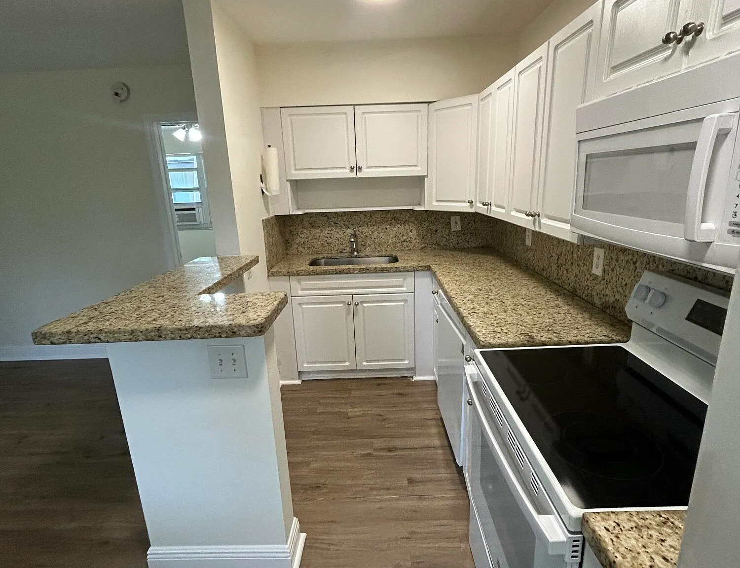 1 bed, 1.0 bath, 5276 sqft, $1,600 — Photo 3