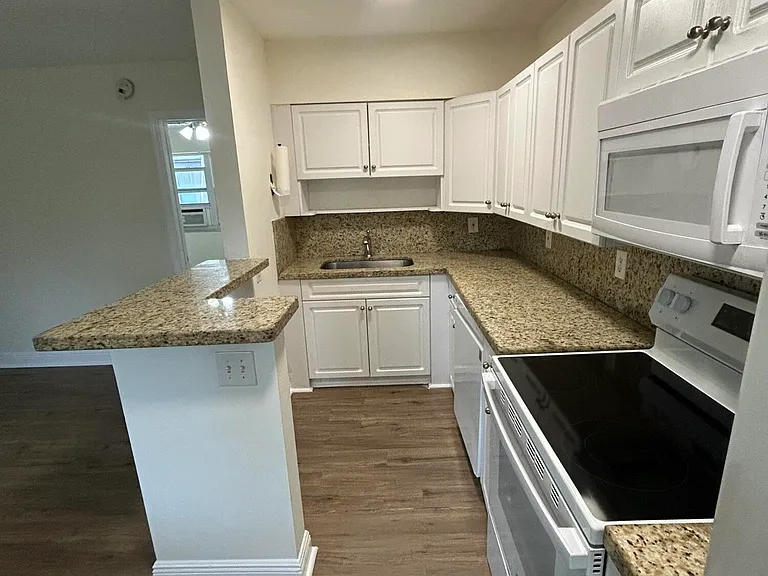 921 NE 17th Ave #4 — Photo 3