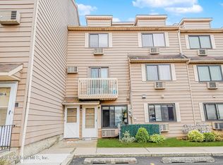 34 Daffodil Ln, Staten Island, NY 10314