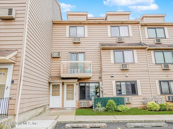 34 Daffodil Ln, Staten Island, NY 10314