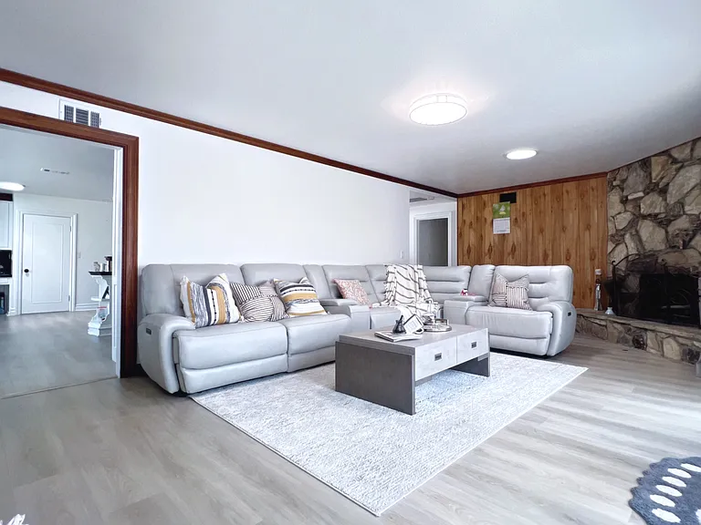 1601 Victoria Dr — Photo 9