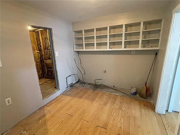 4th image of 311 Smith St