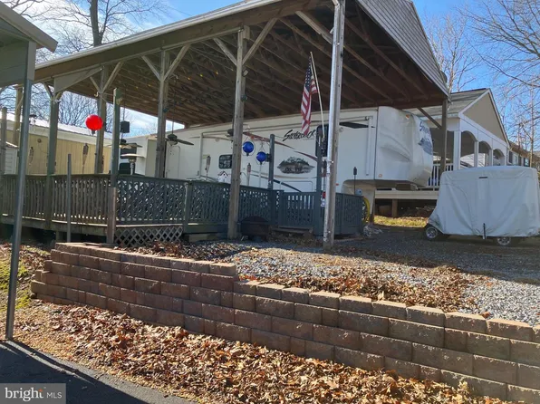 8 Poison Oaks, Falling Waters, WV 25419