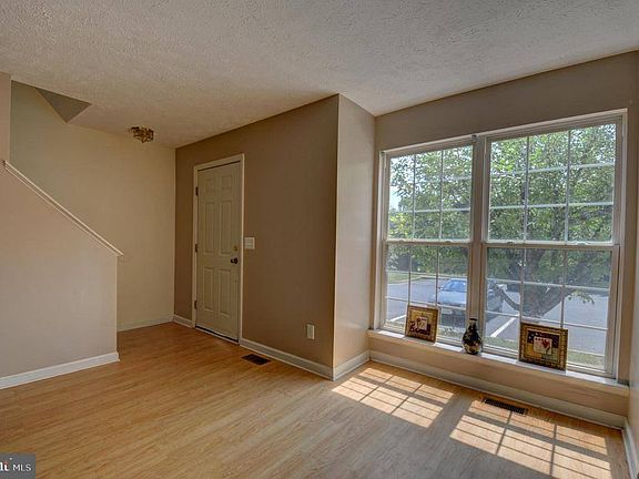 3rd image of 313 Sutton Ct