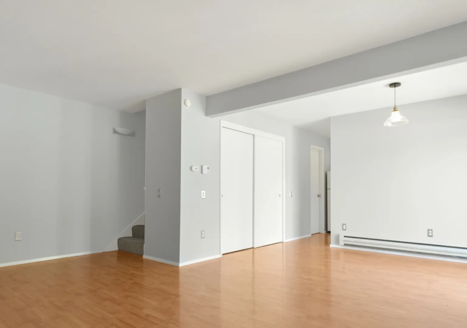 Lovely end unit at Newport Townhomes! — Photo 3