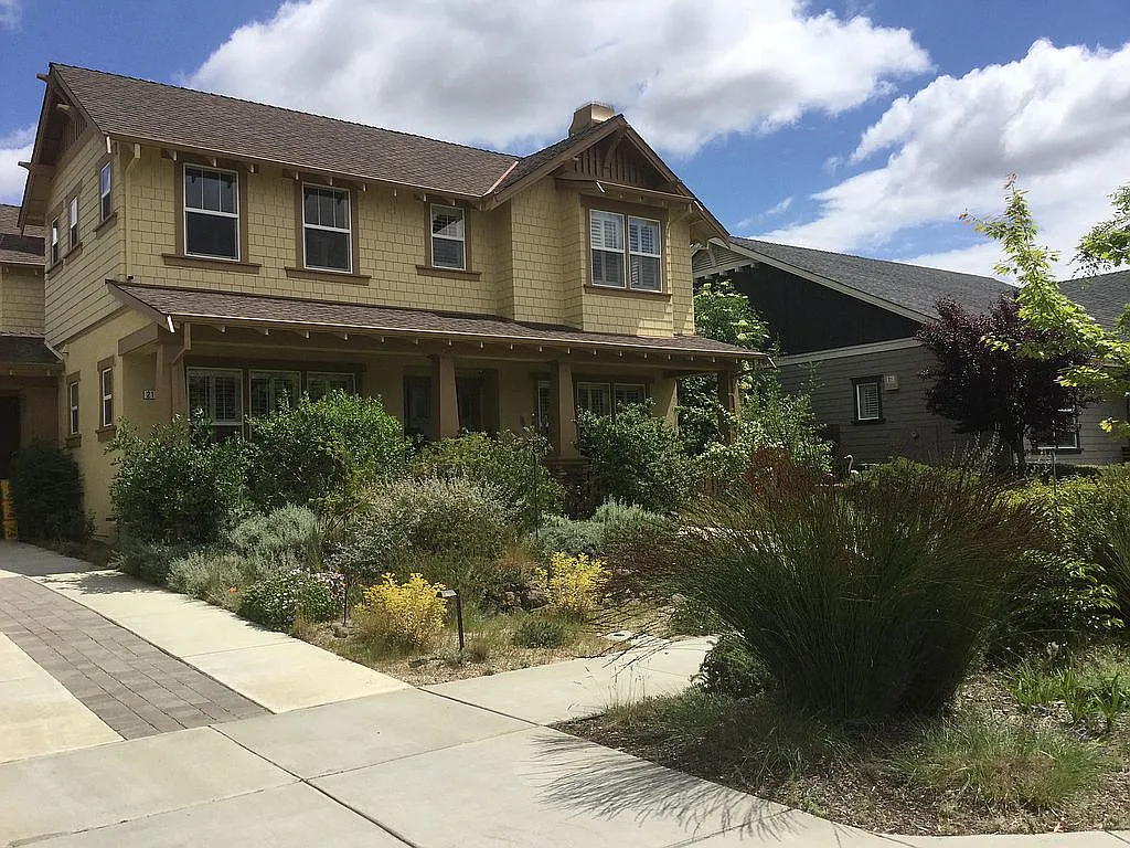 2140 Gabriella Ln photo 1