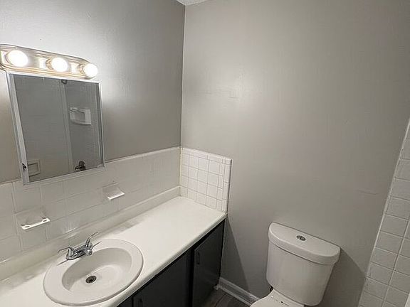 3rd image of 2021 Cambridge Dr #35