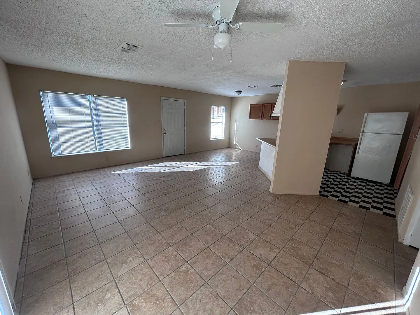 **Pet-Friendly 2BR Home with Fenced Front & Backyard! — Photo 4