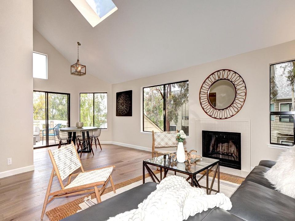 1st image of 1076 Shoreline Dr