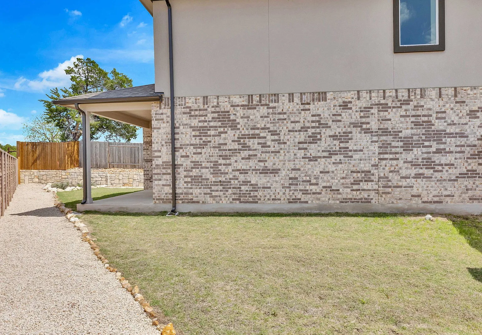 3 bed, 2.5 bath, 2345 sqft, $2,199 — Photo 3