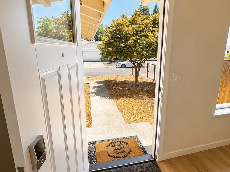 843 Falcon Way — Photo 4