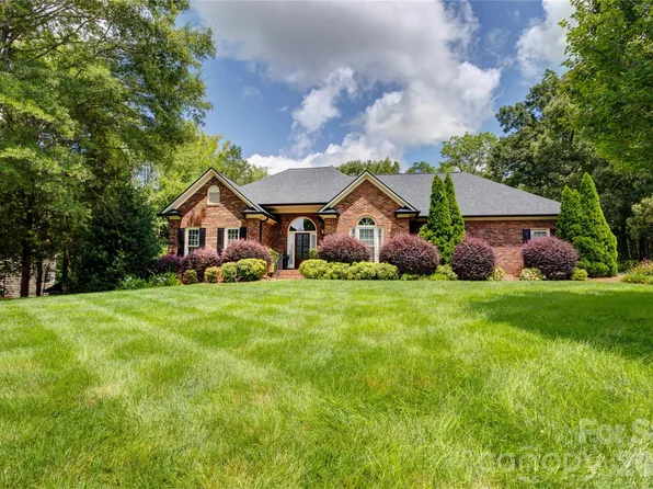 1152 N Windsor Dr, Kannapolis, NC 28081