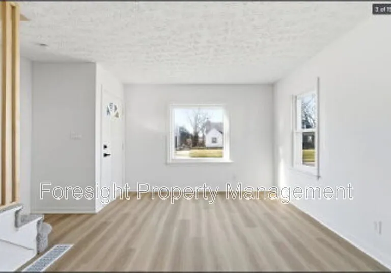 1582 Vendome Dr S — Photo 3