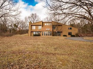901 Ranch Bluff Rd, Villa Ridge, MO 63089