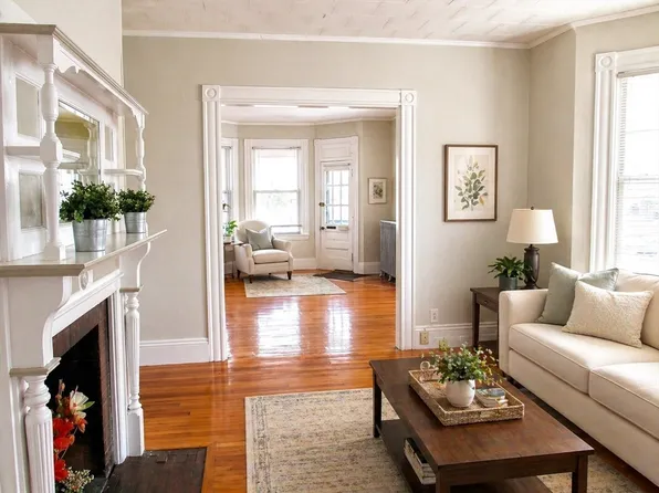 5 Abbott St APT 2, Wellesley, MA 02482