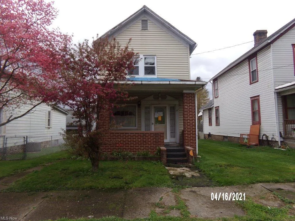 1752 Chester Ave photo 1