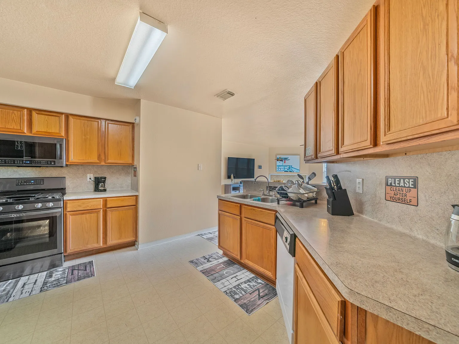 3 bed, 2695 sqft, $850 — Photo 4