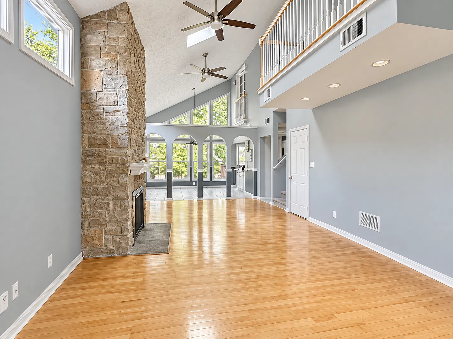 Lovely 3-Bedroom Home in Desirable Hamburg Area! Spacious Layout, Convenient Location! — Photo 2