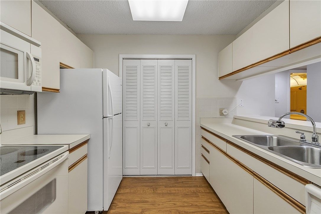 18 Plantation Dr APT 204