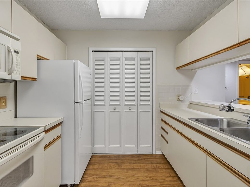 1st image of 18 Plantation Dr APT 204